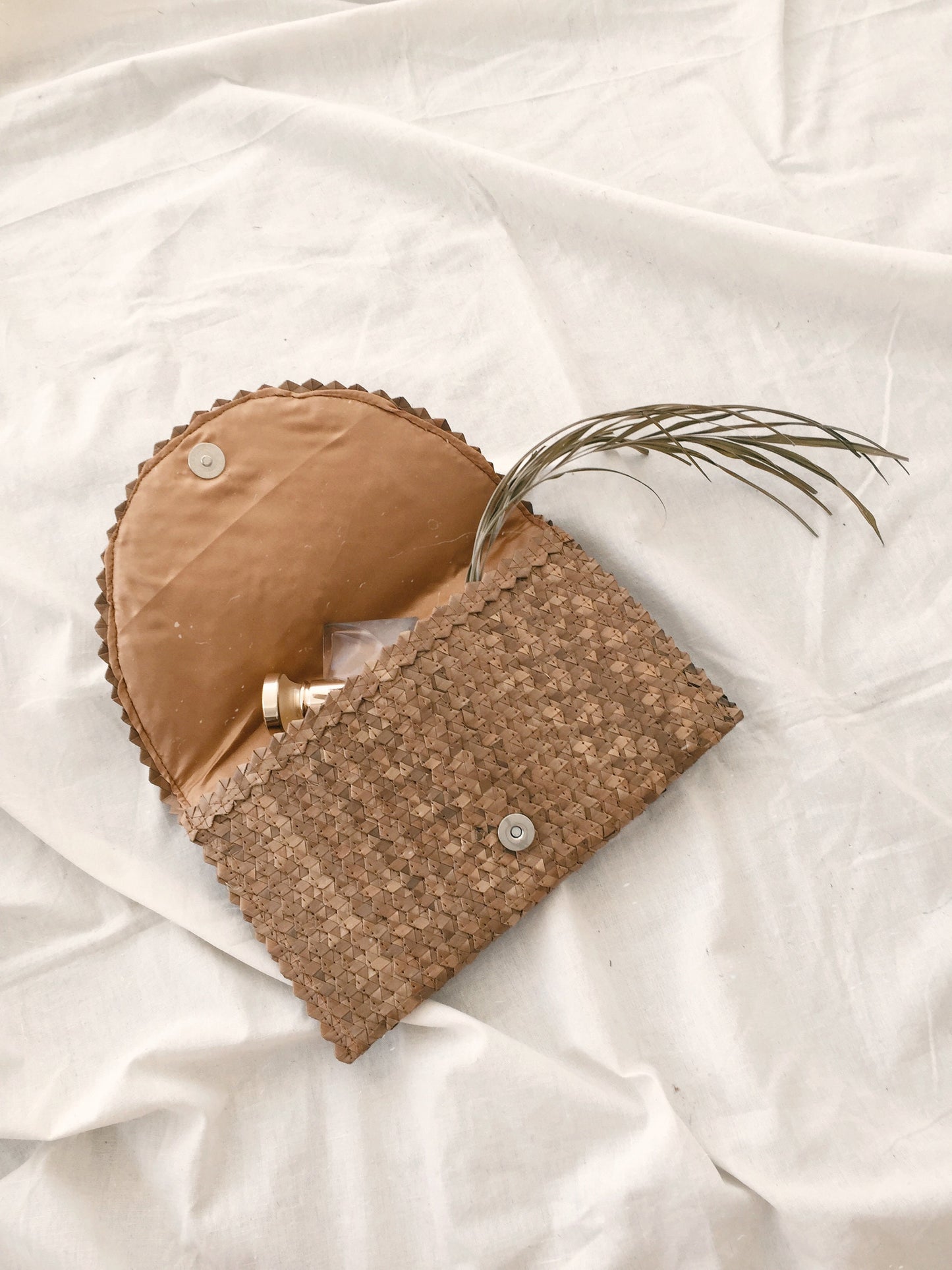 Shell Wicker Clutch